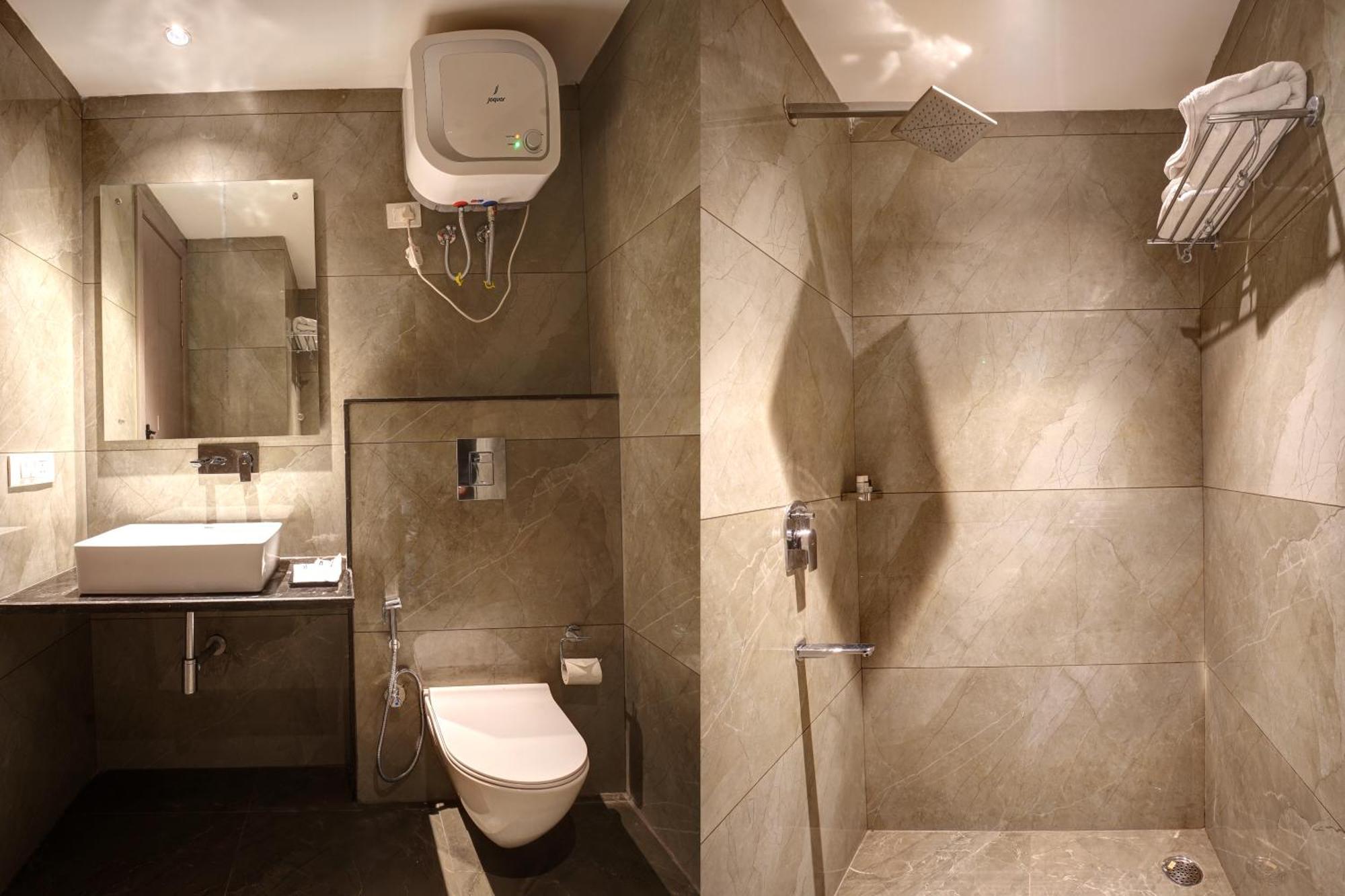 Iva Premium Delhi Airport With Airport Drop Otel Yeni Delhi Dış mekan fotoğraf