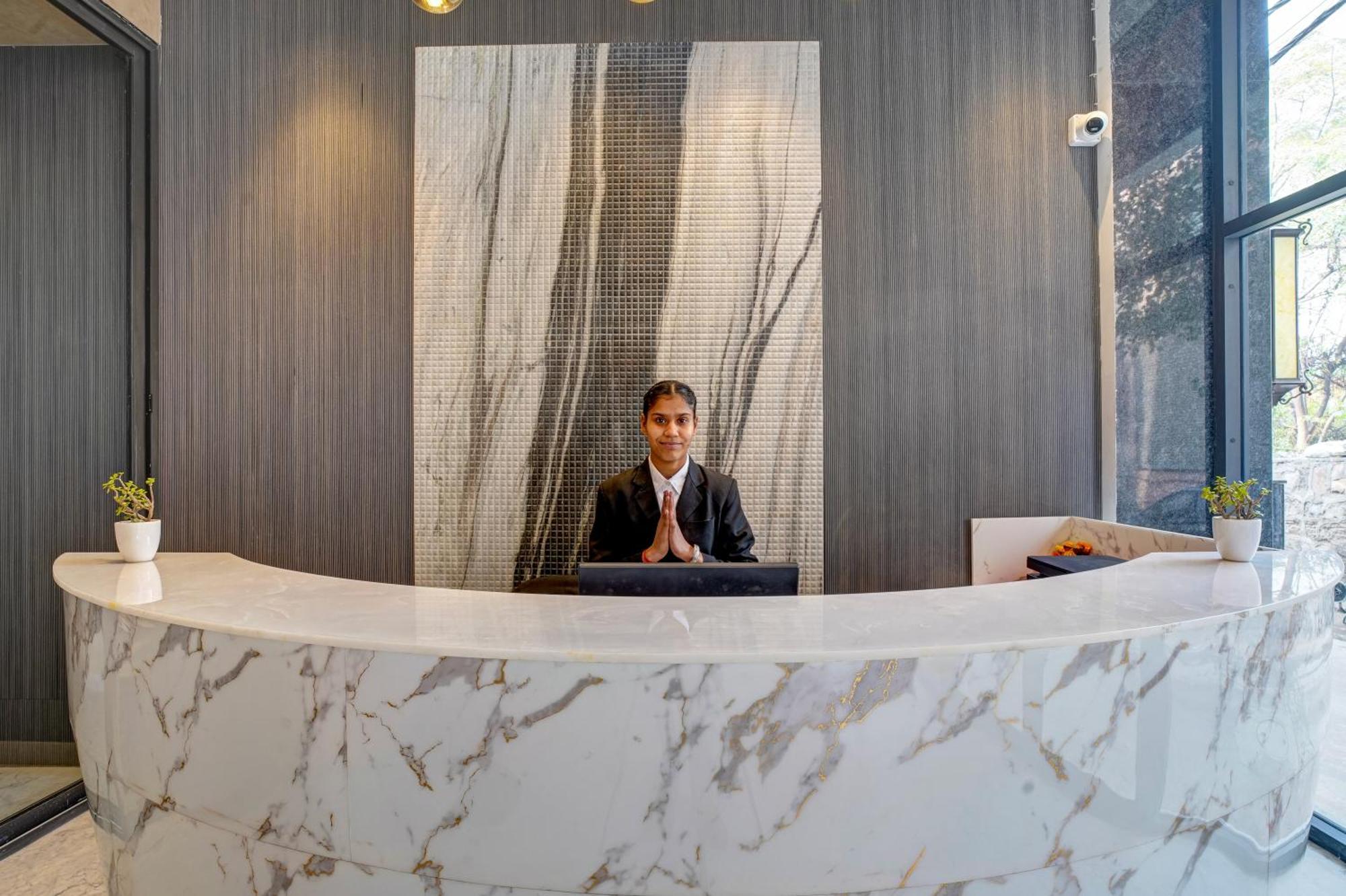 Iva Premium Delhi Airport With Airport Drop Otel Yeni Delhi Dış mekan fotoğraf