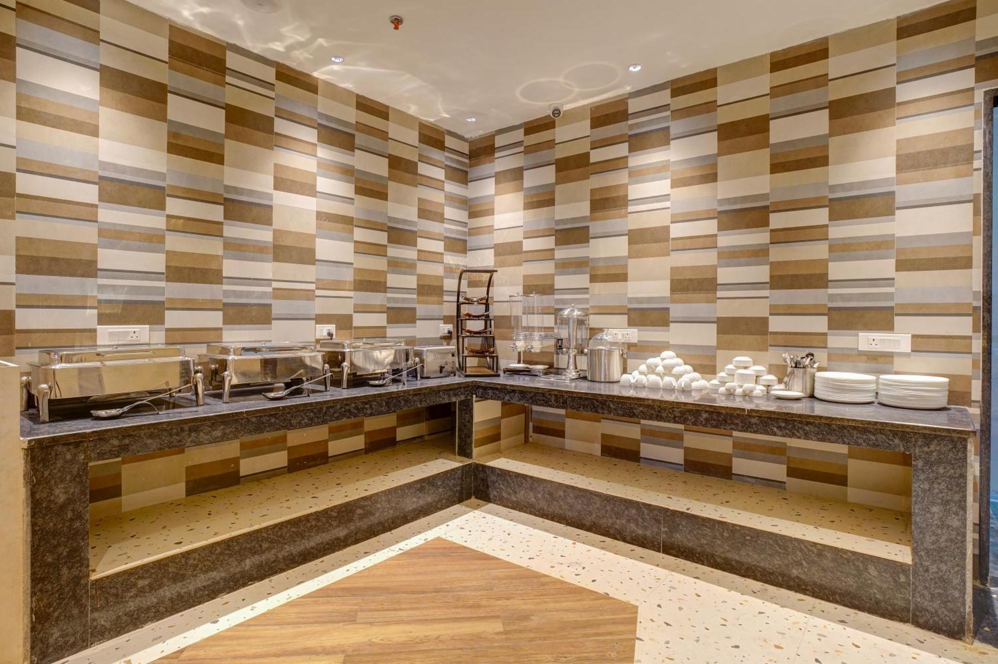Iva Premium Delhi Airport With Airport Drop Otel Yeni Delhi Dış mekan fotoğraf